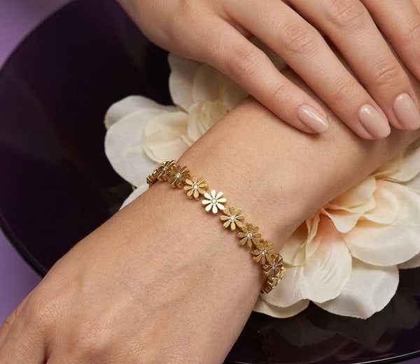 Golden Daisy Luxe Bracelet – Floral Elegance Edition